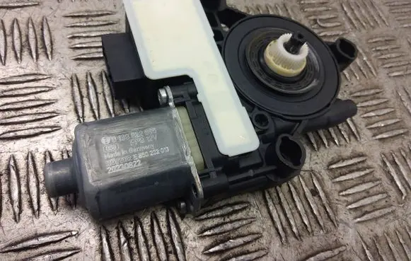 Seat Arona Rear door window regulator motor 5q0959407d