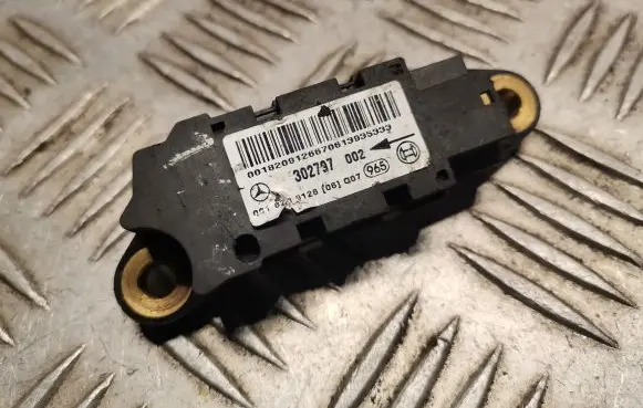 Mercedes-Benz C W203 Airbag deployment crash/impact sensor 0018209126