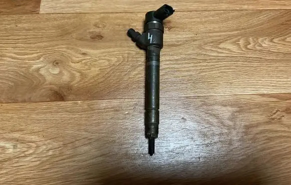 Volvo V70 Fuel injector 30750283