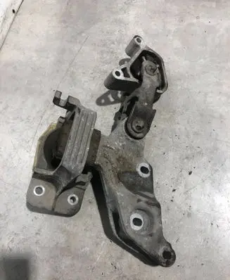 Mercedes-Benz Vito Viano W447 Engine mount bracket A4472411200