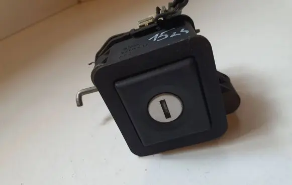 Volkswagen PASSAT B3 Tailgate exterior lock 357827571a
