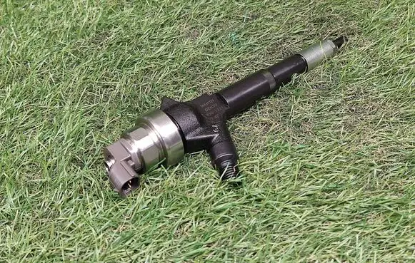 Opel Mokka Fuel injector 55567729