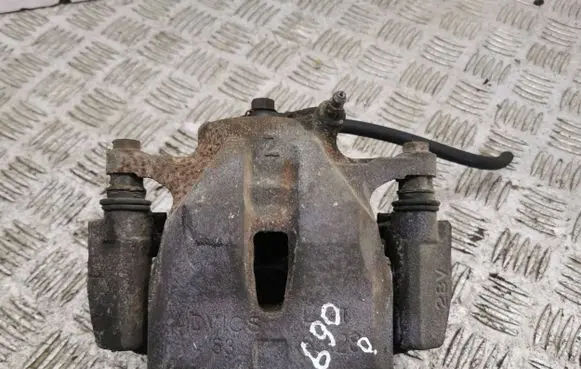 Toyota RAV 4 (XA40) Front brake caliper