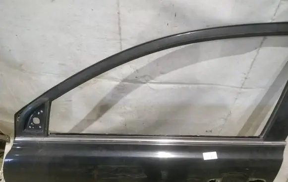 Toyota Avensis T250 Front door glass trim molding