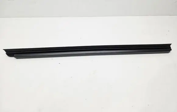 Nissan Qashqai J12 Rubber seal rear door window/glass 828356UA0A