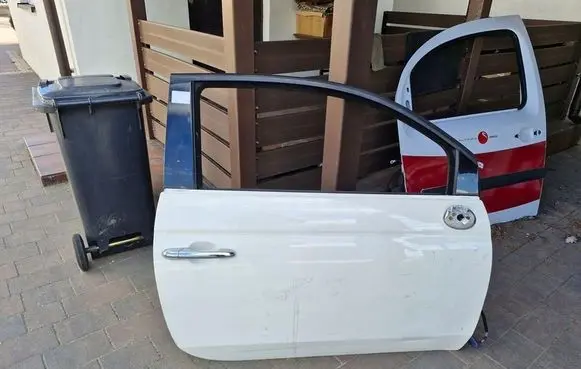 Fiat 500 Front door