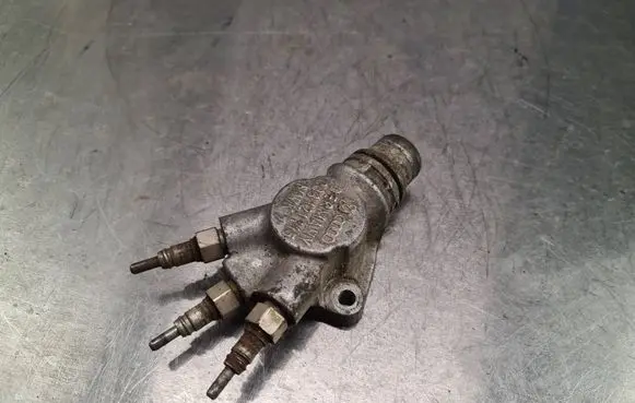 Volkswagen PASSAT B5 Engine coolant pipe/hose 038121145