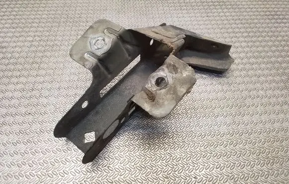 Opel Vivaro Fender mounting bracket 8200523291