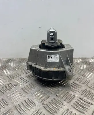 BMW 3 G20 G21 Engine mount bracket 7581619