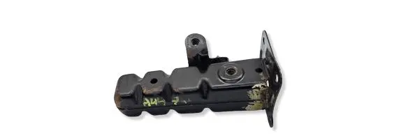 Mercedes-Benz Vito Viano W447 Front bumper mounting bracket A4476200095