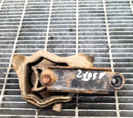 Volvo XC60 Engine mount bracket