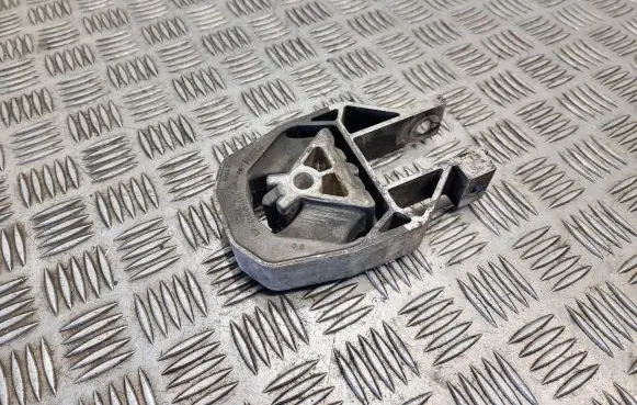 Ford C-MAX I Engine mount bracket AV616p082