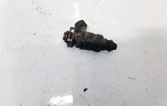 Volkswagen Golf IV Fuel injector 037906031AA