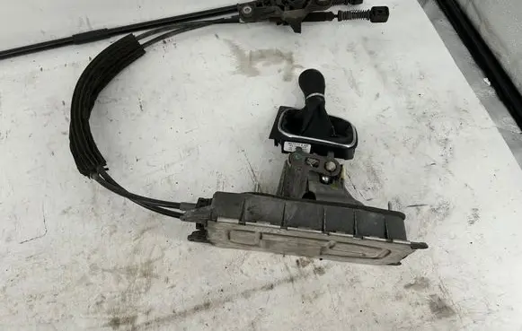 Volkswagen Jetta VI Gear shifter/selector 5K0711113Q 6001002470