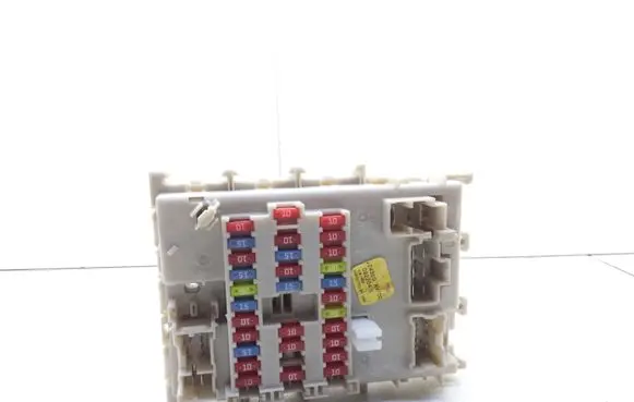 Nissan Primera Relay mounting block 24350AV700 092204