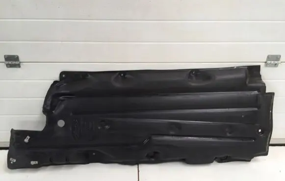 Center/middle under tray cover