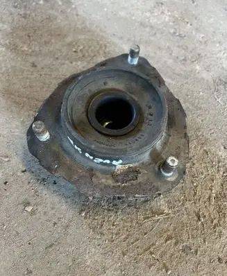 Toyota Avensis T220 Front upper strut mount 
