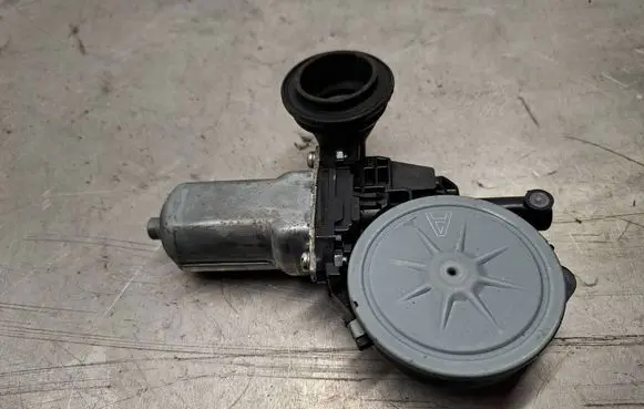 Toyota Prius (XW20) Front door window regulator motor 8572058010 0620401770