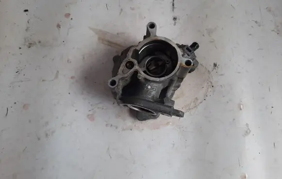 Volkswagen PASSAT CC Vacuum pump 06J145100F