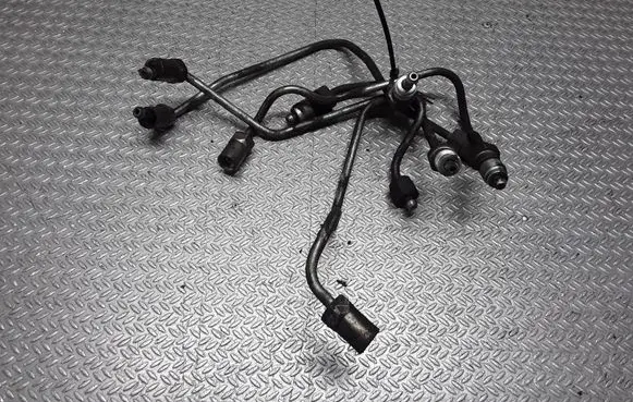 Toyota Corolla Verso E121 Fuel injector supply line/pipe 