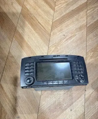 Mercedes-Benz R W251 Radio/CD/DVD/GPS head unit A2518202679 71030317