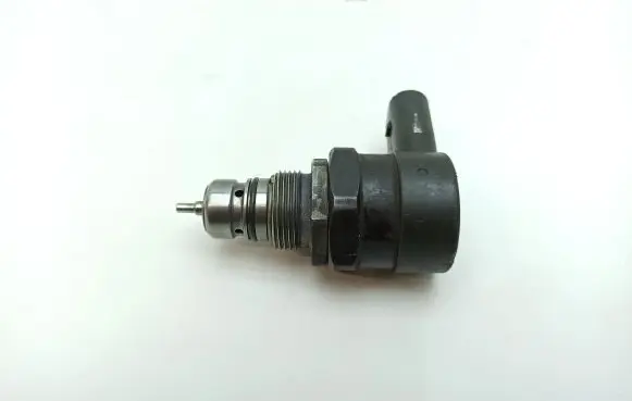 Mercedes-Benz E W211 Fuel pressure regulator A6110780449 0281002494