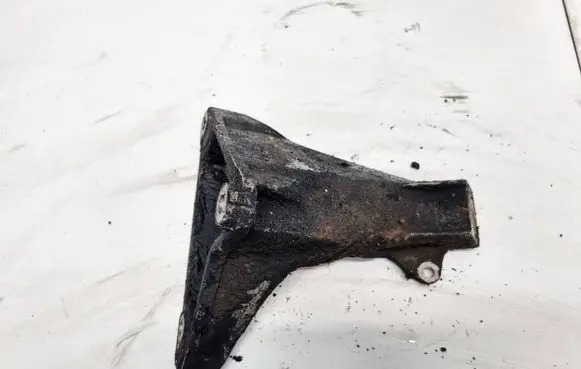 Engine mounting bracket