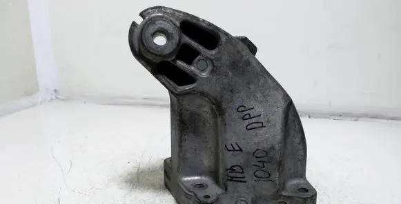Mercedes-Benz E W212 Engine mounting bracket A6422233404