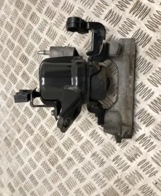 Toyota Avensis T270 Engine mount bracket