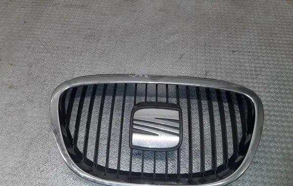 Seat Altea XL Front bumper upper radiator grill