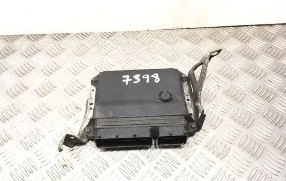 Toyota Avensis T270 Engine control unit/module 8966105D22 MB275901921