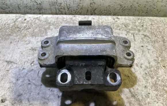 Volkswagen PASSAT B6 Engine mount bracket 3C0199555