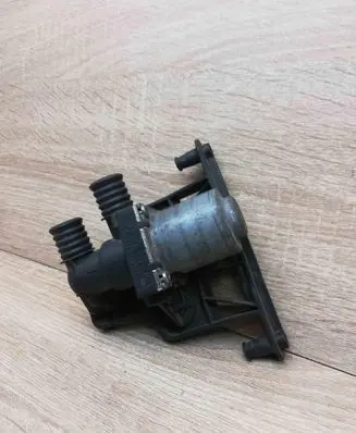 BMW 5 E60 E61 Coolant heater control valve 8379921 1147412154
