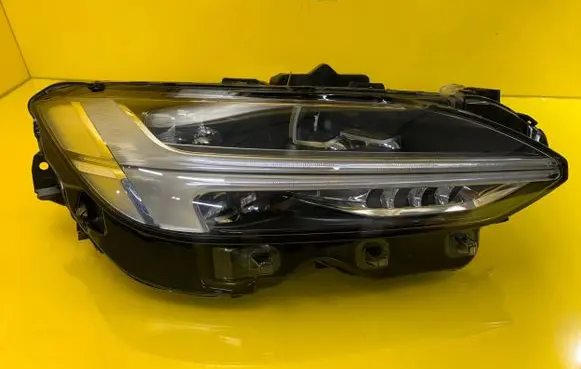 Volvo S90, V90 Headlight/headlamp 31655199