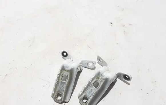 Chevrolet Silverado Front door upper hinge 13581570