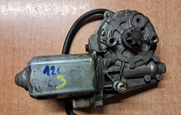 Mercedes-Benz S W126 Vent window/glass motor 0130821222