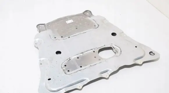 BMW X7 G07 Engine splash shield/under tray 6862071