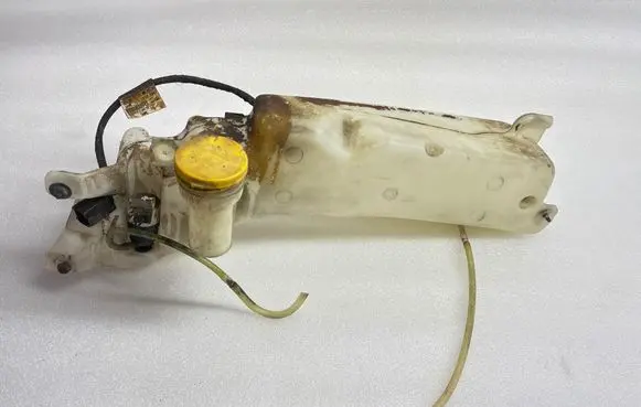 Windshield washer fluid reservoir/tank