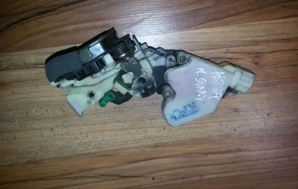 Nissan Sunny Rear door lock 8255379910 89-A716