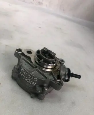 Opel Mokka B Vacuum pump 9812133880