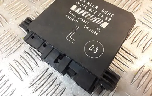 Mercedes-Benz E W210 Door control unit/module 2108207526 A2108207526