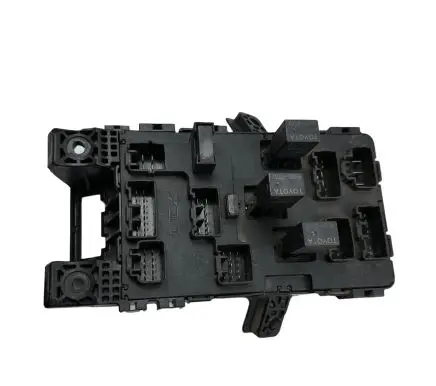 Toyota Avensis T220 Fuse module 8264105011 05810530