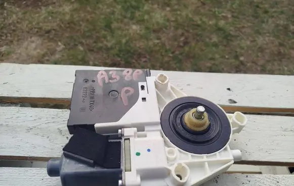 Audi A3 S3 8P Front door window regulator motor 05074635 8P0959802A