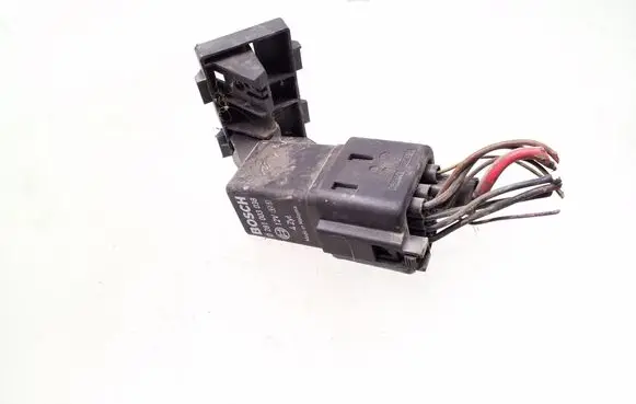 Skoda Octavia Mk2 (1Z) Glow plug pre-heat relay 0281003038 038907281D