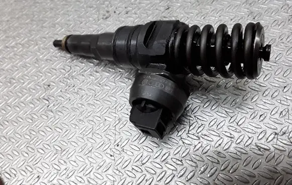 Volkswagen Golf V Fuel injector 038130073AG