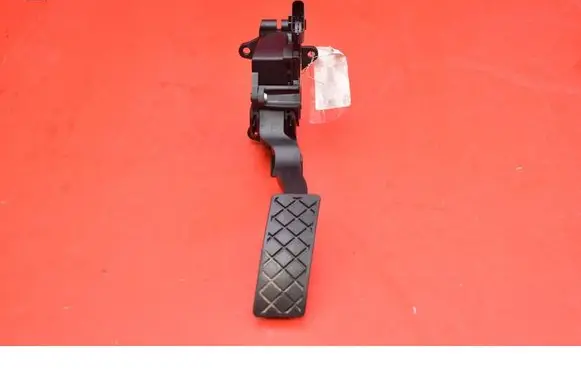 Accelerator throttle pedal