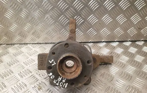 Nissan Note (E11) Front wheel hub