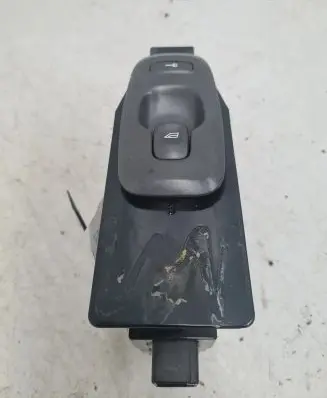 Volvo V70 Electric window control switch 8682950