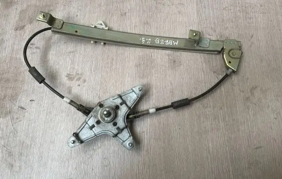 Rear door manual window regulator