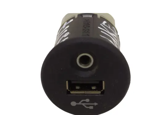 Nissan Juke I F15 USB socket connector 